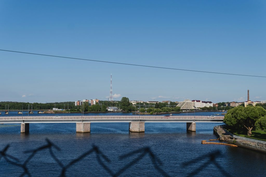 長江基建集團計劃赴英進行第二上市，掀起市場關注