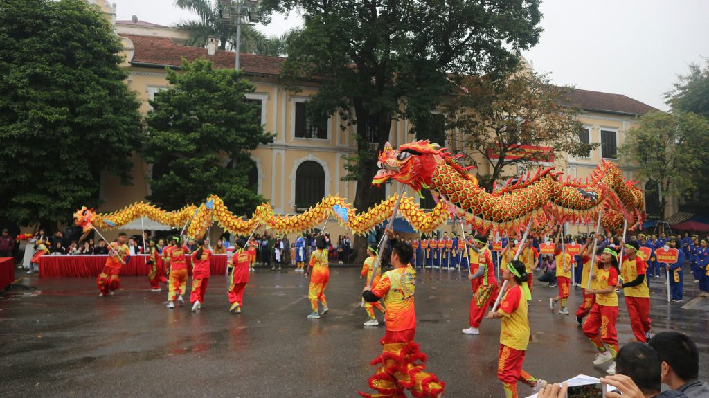 盛大迎王祭典，東港鎮海公園人潮湧現